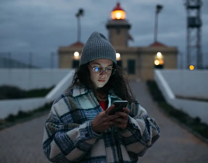 Kvinde med mobiltelefon i hånden Hvad er cookies