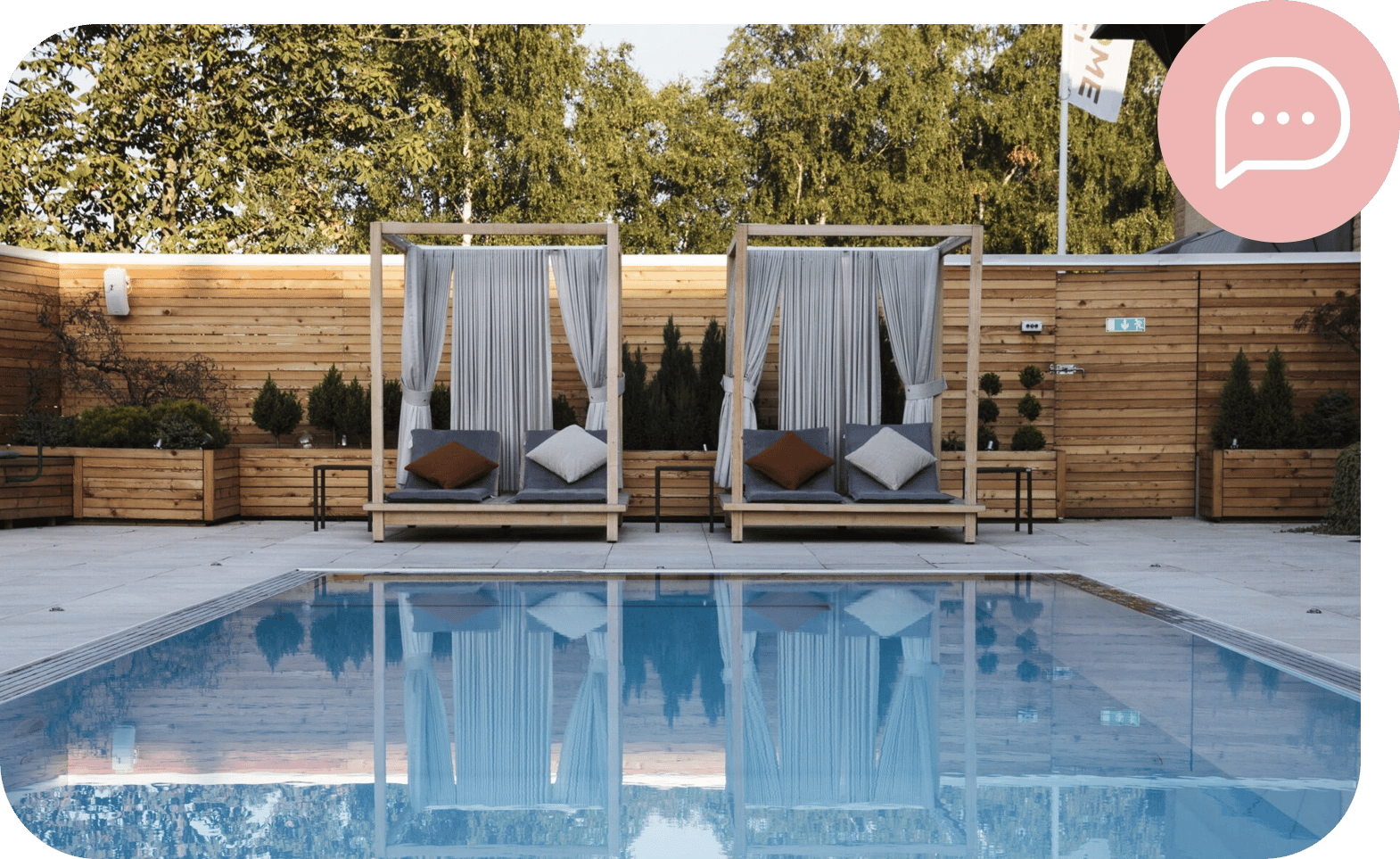 Basseng og solsenger på Welcome Hotel