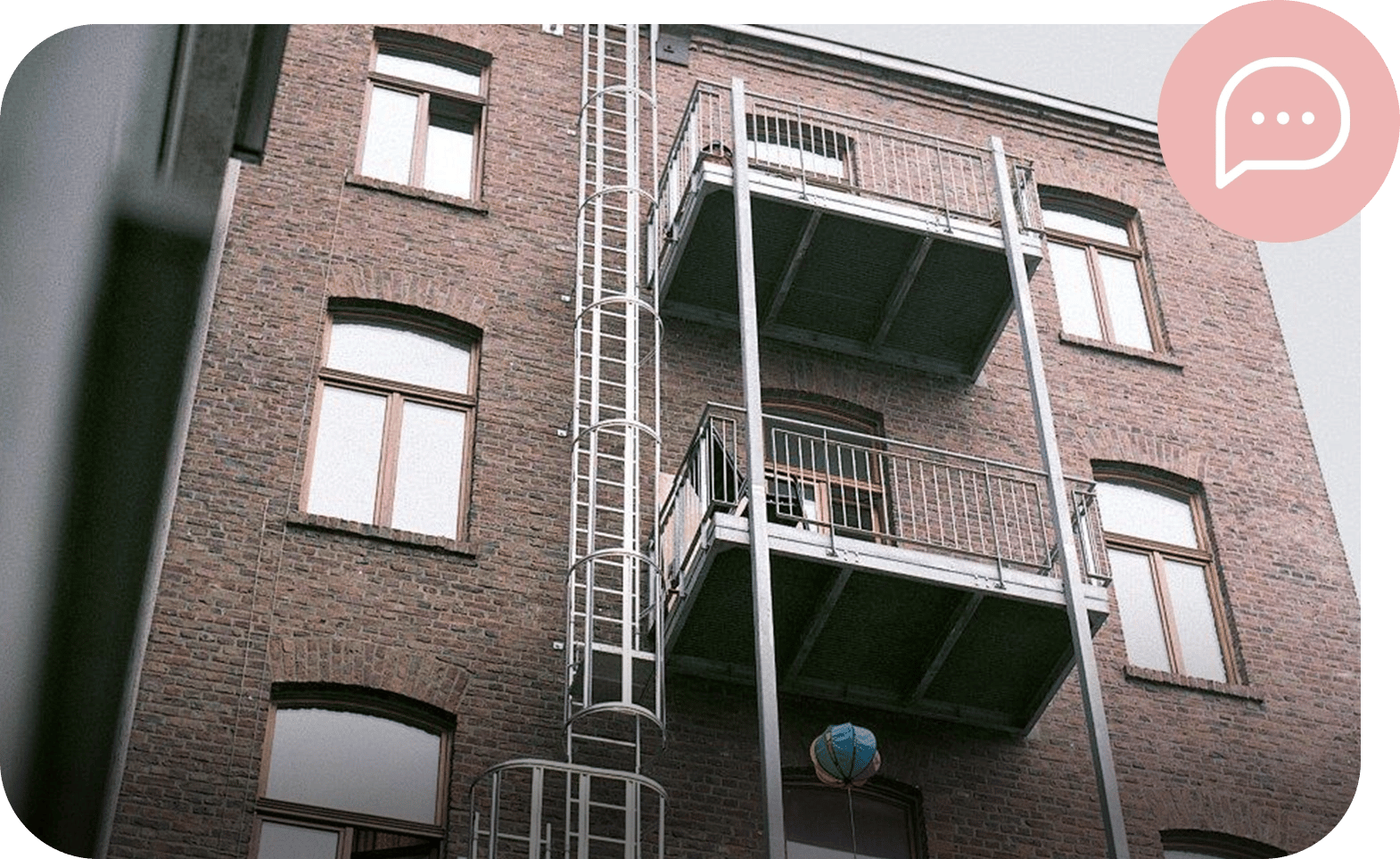 Bilde av en bygning og stillas