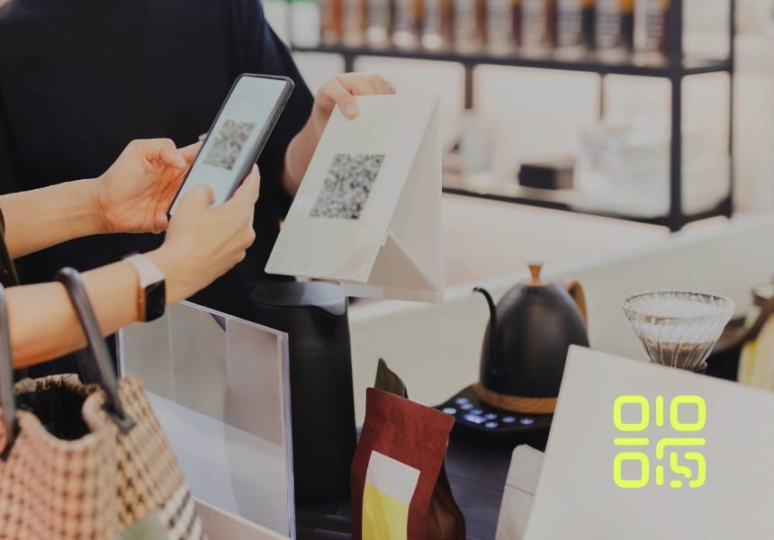Kvinna scannar en QR-kod i butik.