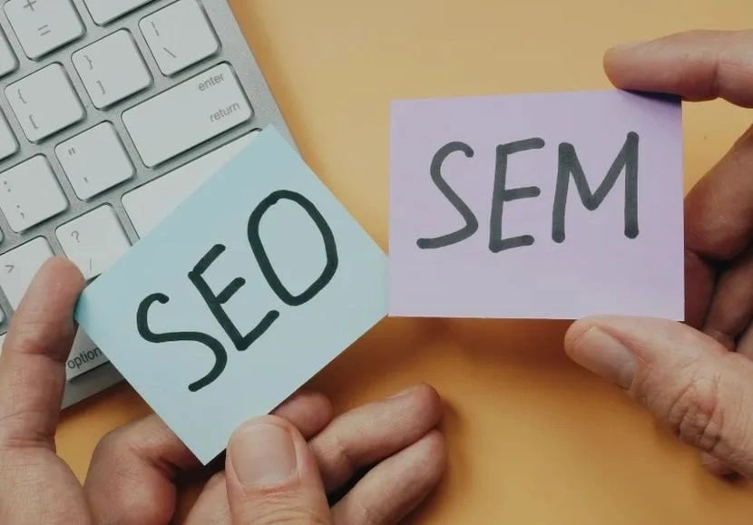 Kaksi post-it-lappua, joista toisessa lukee "SEM" ja toisessa "SEO".