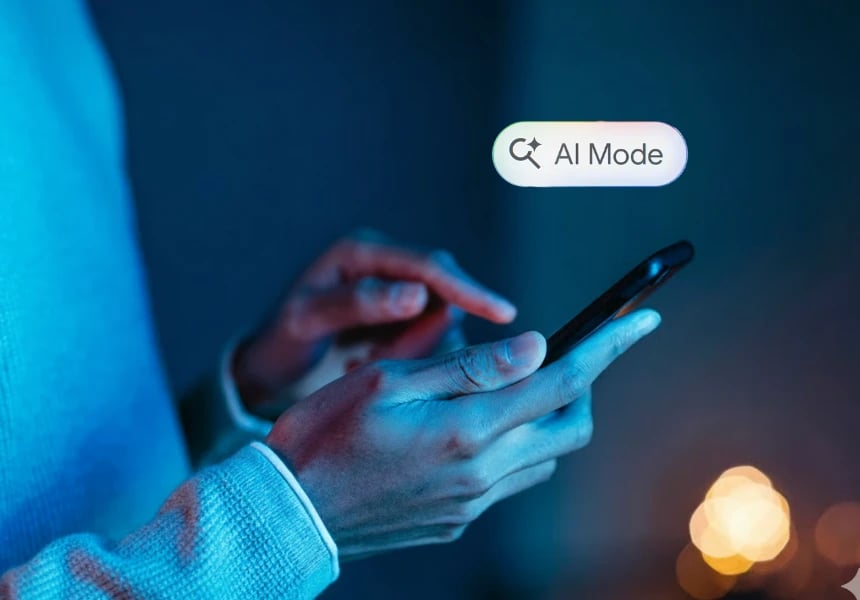 Hand som håller i en telefon och söker på Google