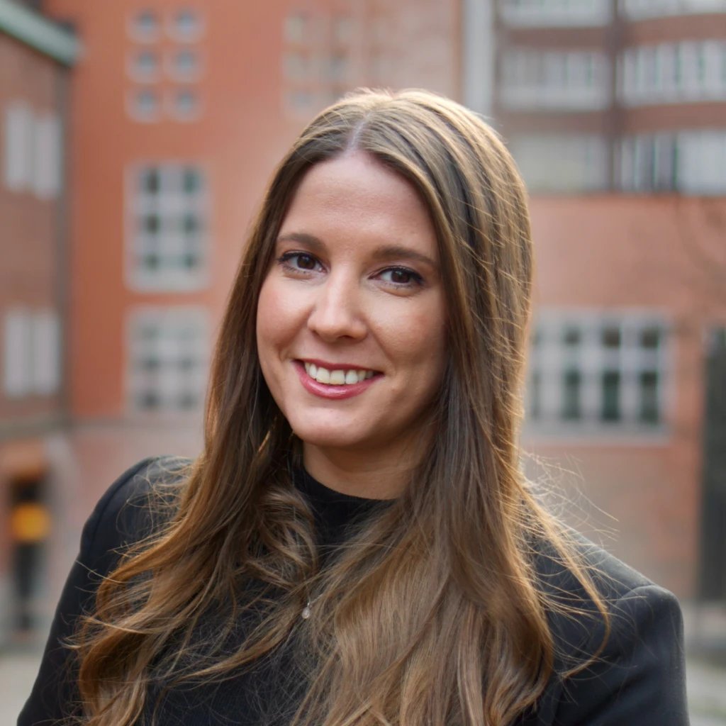 Muotokuva Marina Göranssonista, SEO-asiantuntija Robinilla