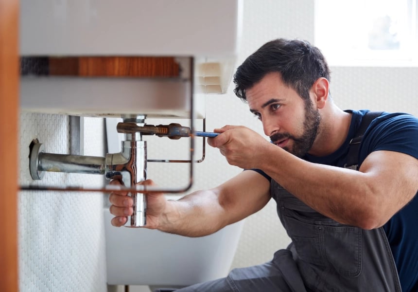 Rørlegger arbeider.