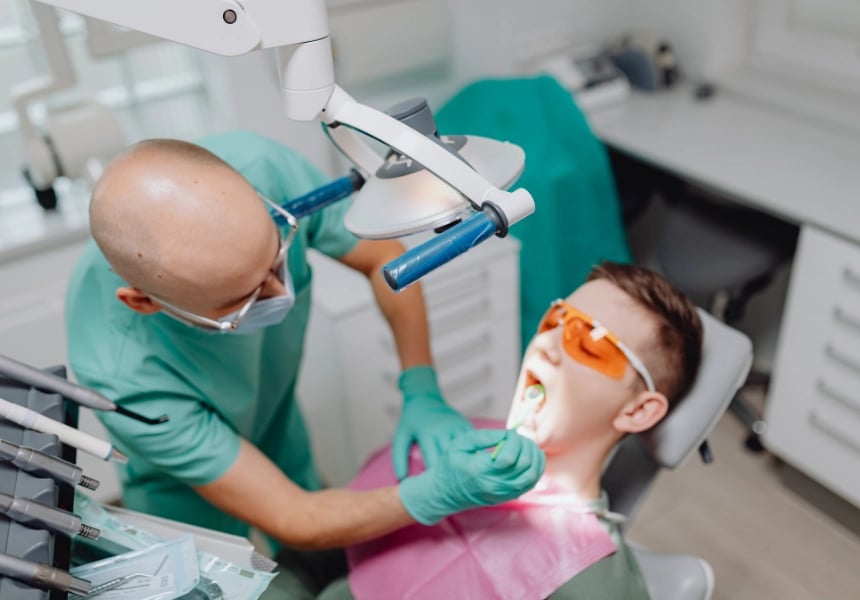 Tannlege undersøker tennene til pasienten.