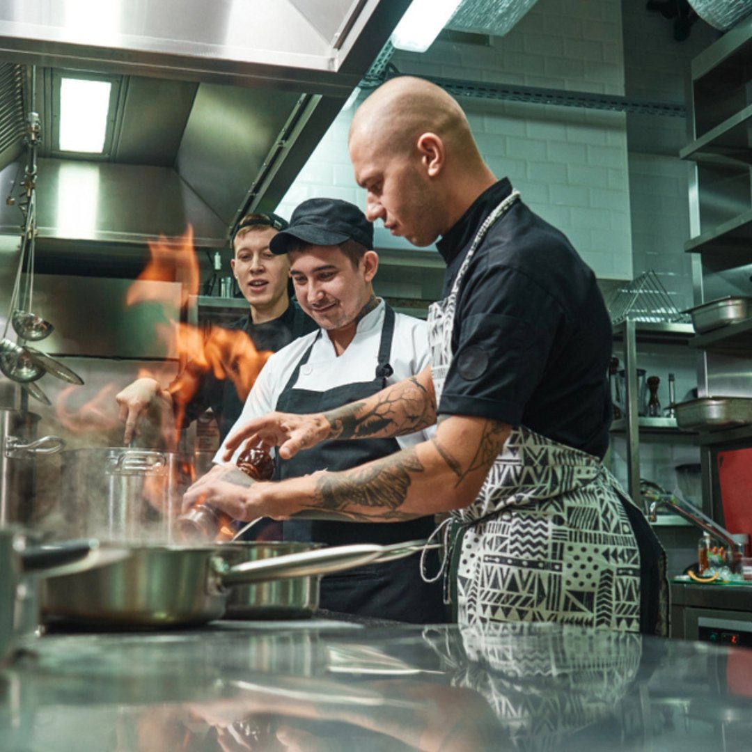 Kokker arbeider på en restaurant.