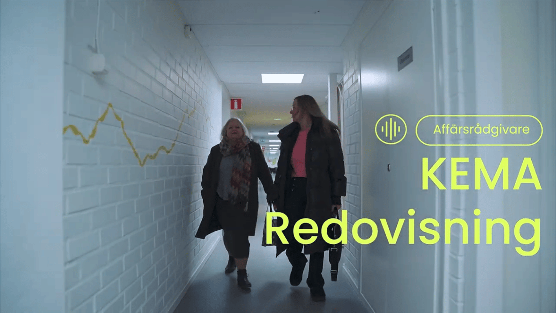 Maria och kollega på Kema Redovisning går och pratar.