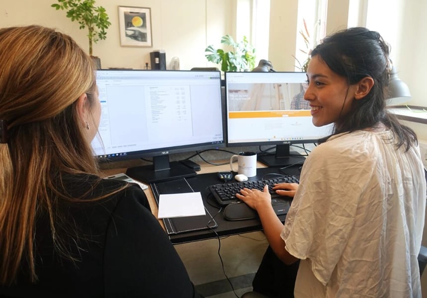 Maria hos KEMA Redovisning sitter ved datamaskinen på arbeidsplassen sin.