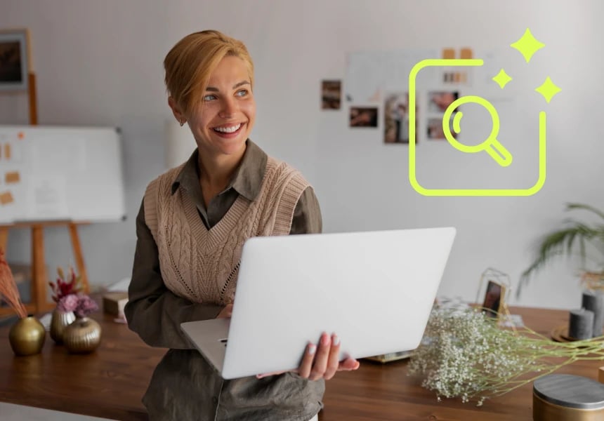 Kvinna håller i en laptop - Traditionellt sök vs. AI-sök