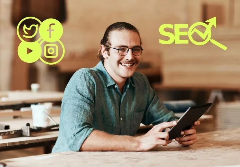 En man sitter och ler mot kameran tillsammans med ikoner som illustrerar SEO och sociala medier.