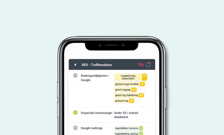 SEO trafikanalyse – billede af en telefon med tal og tekst.