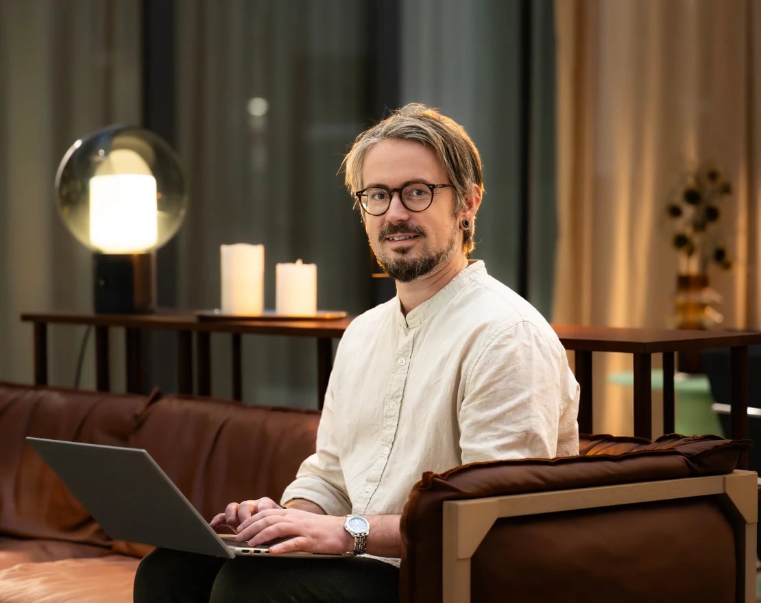 Portrett av Joel Hellström, webdesigner hos Robin